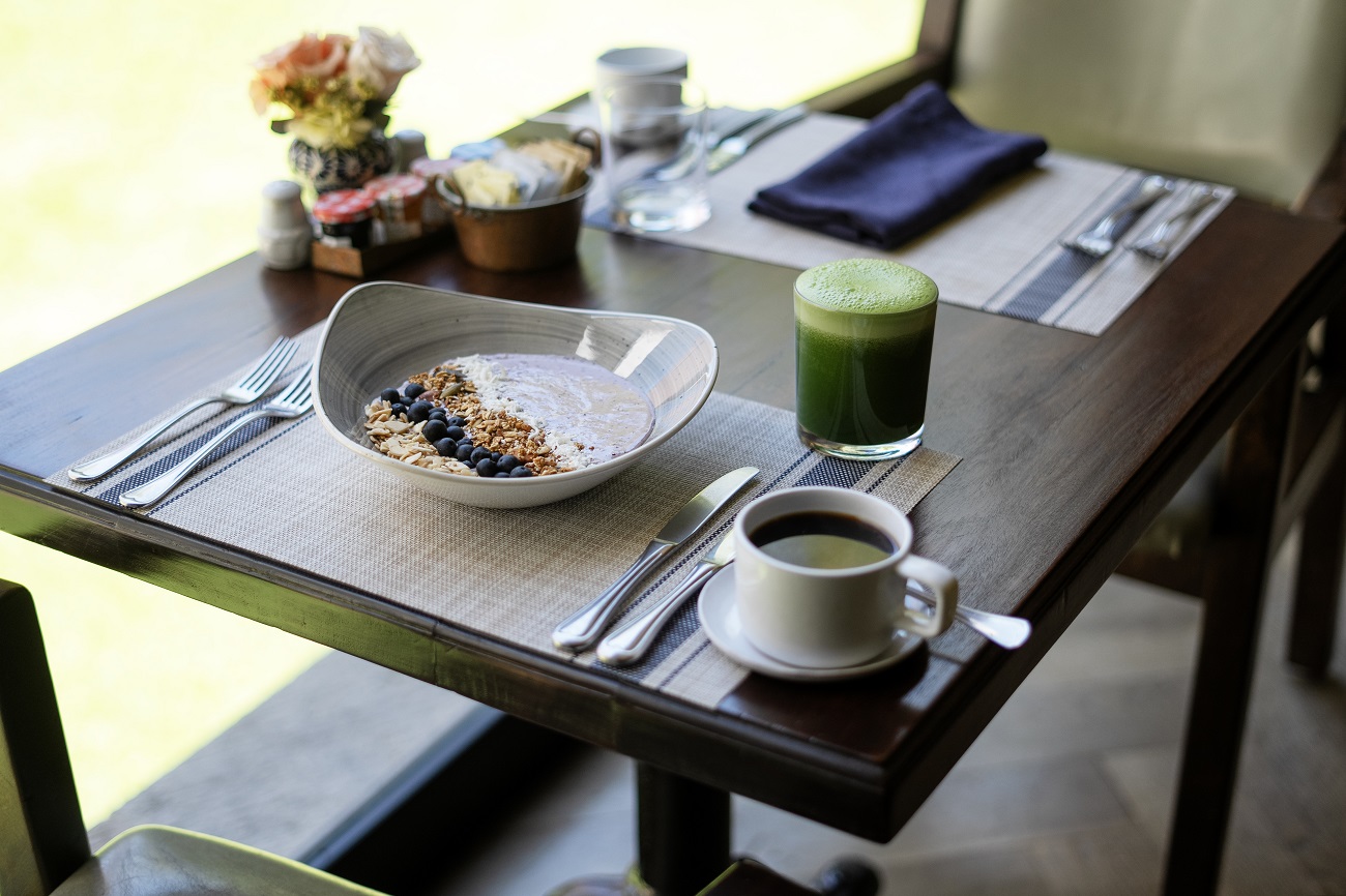 Desayuno saludable con jugo verde y café en Banyan Tree Puebla